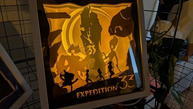 Idée cadeau geek : cadre lumineux artisanal Clair Obscur Expedition 33 sous un angle de trois-quarts.