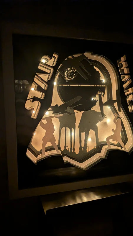 Lightbox Star Wars allumée en ambiance sombre, décor inspiré de la saga avec l’Étoile de la Mort et scènes de combat emblématiques