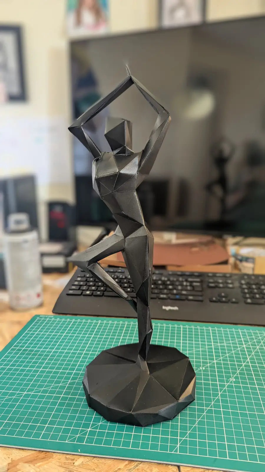 Kit papercraft yoga posture de l’arbre – sculpture humaine en papier