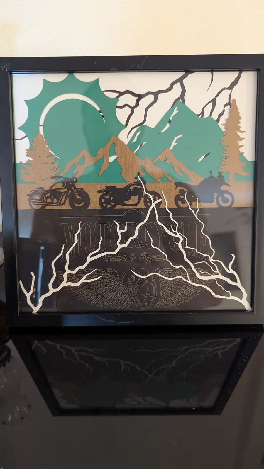 Cadre papercut motard – décoration murale en papier découpé