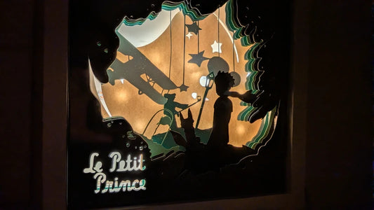 Lightbox Le Petit Prince photographiée en angle gauche, profondeur 3D des 6 couches de papier visible