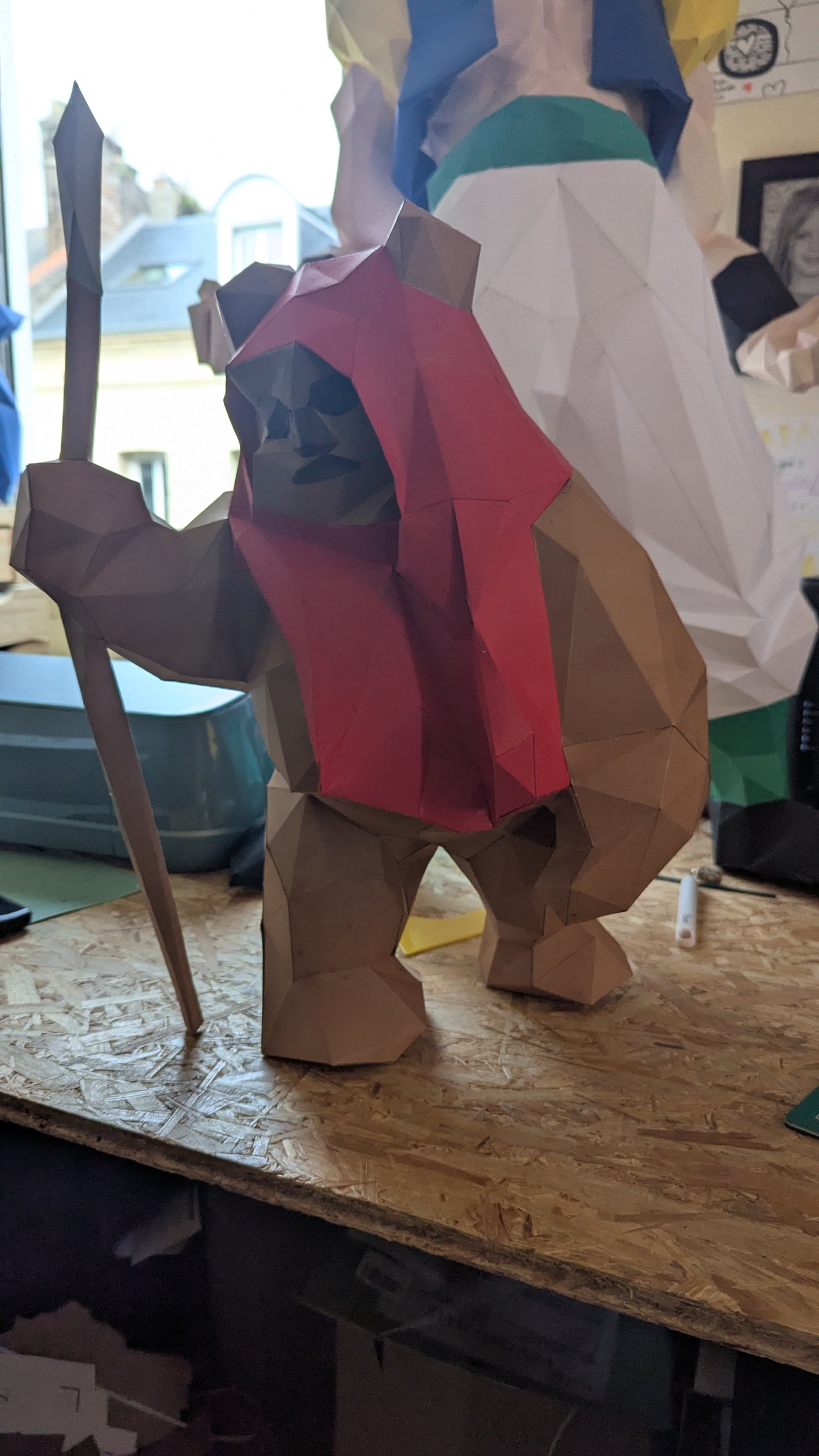 Figurine Ewok Wicket papercraft capuche rouge