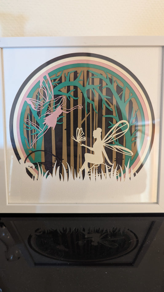 Cadre papercut fées – décoration murale en papier découpé

