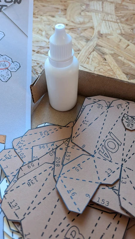 colle cleocol de 20ml inclus dans les kits papercraft de chez paper in events