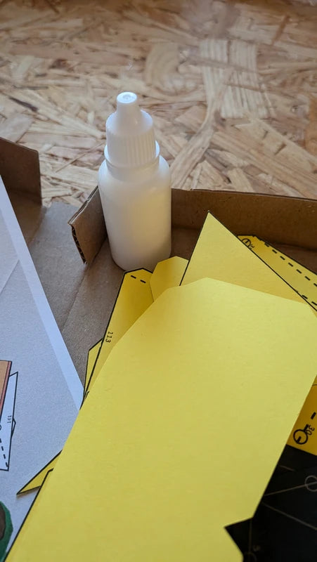 colle cleocol de 20ml inclus dans les kits papercraft de chez paper in events
