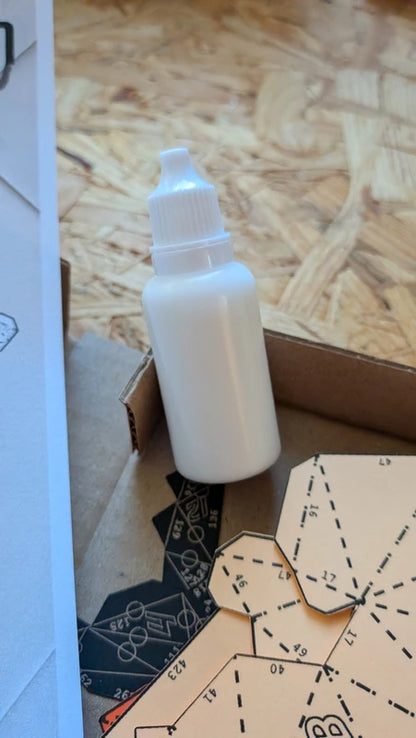 colle cleocol de 20ml inclus dans les kits papercraft de chez paper in events