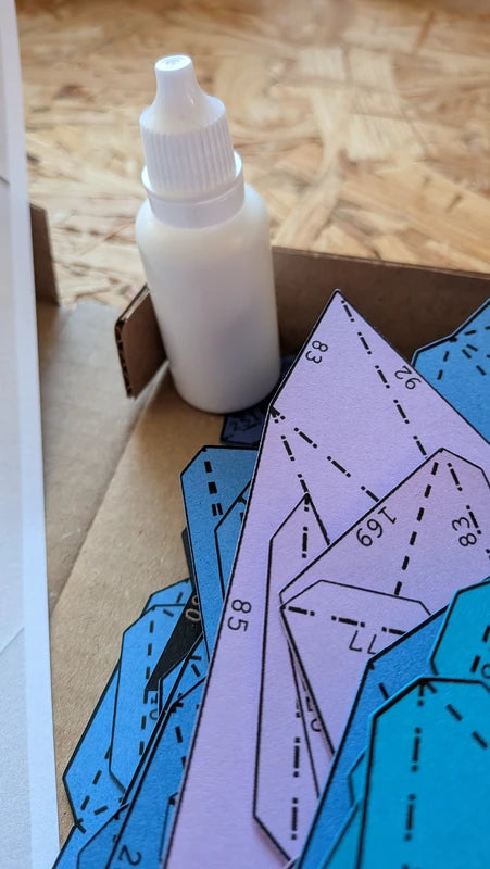 colle cleocol de 20ml inclus dans les kits papercraft de chez paper in events