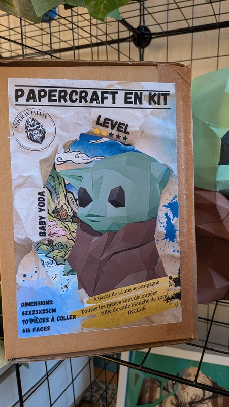 packaging du kit papercraft baby yoda de chez paper in events