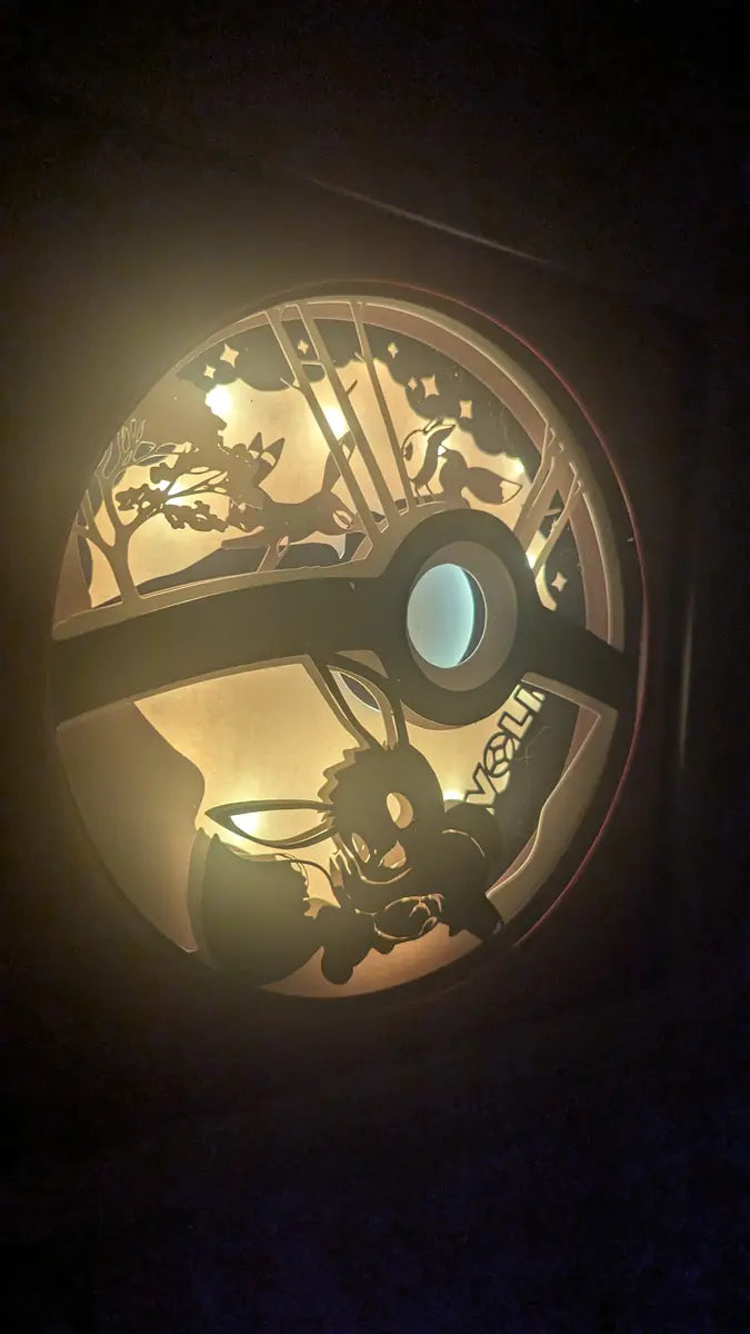 Cadre lumineux Évoli en papercraft, lightbox Pokémon en papier découpé.