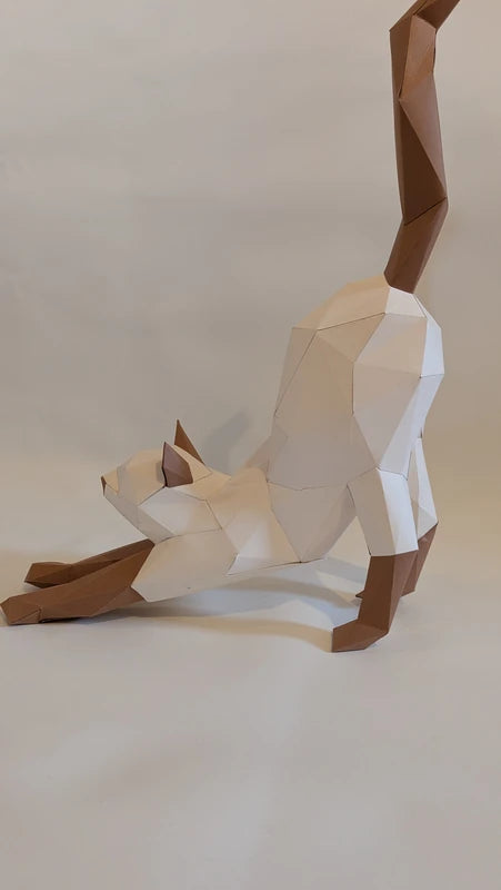 Figurine de chat en origami moderne vue de profil, décoration intérieure DIY par Paper In Events.