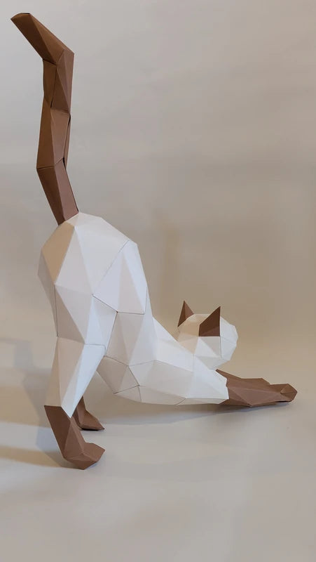 Statuette de chat bicolore en papier 3D, modèle low poly pour loisirs créatifs et décoration.