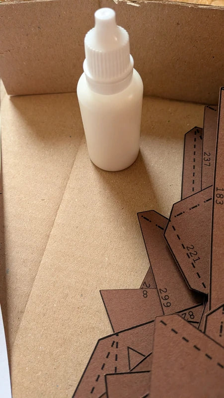 colle cleocol de 20ml inclus dans le kit papercraft du gorille de chez paper in events