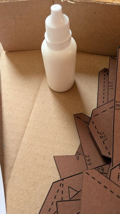 colle cleocol de 20ml inclus dans le kit papercraft du gorille de chez paper in events