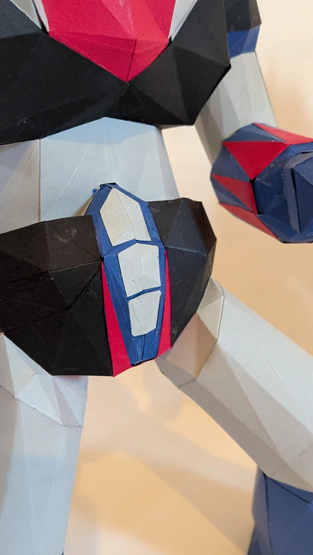 Zoom sur les détails de la ceinture et du buste de Goldorak, sculpture papier 3D premium.