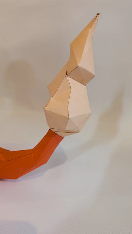 Détail de la queue en flamme de Salamèche en papier, précision des couleurs et des plis.