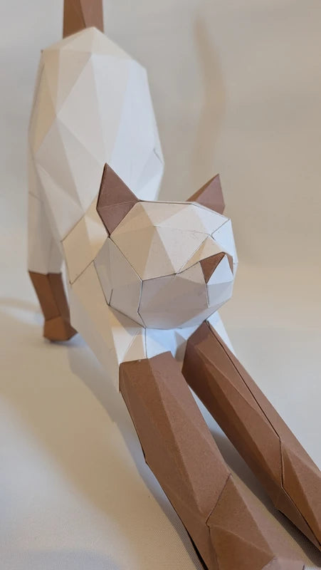 Gros plan sur la tête et les oreilles d'un chat en papier 3D, kit de montage artistique.