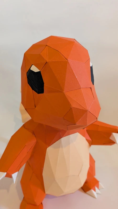Zoom sur le visage et les yeux de Salamèche en papier, sculpture 3D Pokémon faite main.