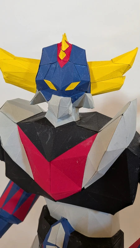 Zoom sur la tête et les cornes de Goldorak en papier, précision du montage origami.