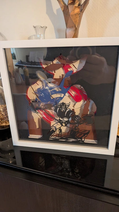 Gros plan sur les couches de papier découpées au laser représentant le robot Goldorak.