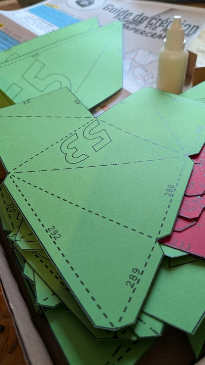 Gros plan sur la précision de la numérotation et des lignes de pliage des pièces Paper In Events.