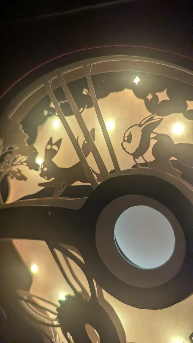 Lampe décorative Pokémon Évoli en papercraft, découpe papier multicouche.