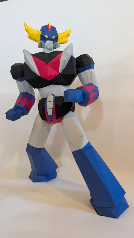 Sculpture géante Goldorak en papercraft 3D finie, kit DIY décoration geek et nostalgie.