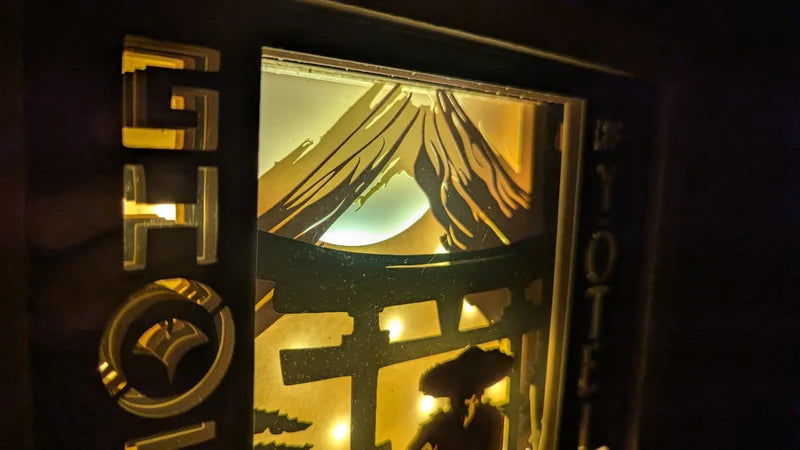 Mont Yotei et torii lumineux dans la lightbox Ghost of Yotei, papercraft multicouche