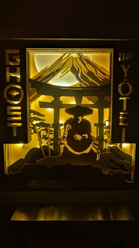 Lightbox Ghost of Yotei allumée avec silhouette de samouraï devant un torii et le mont Yotei, création Paper In Events