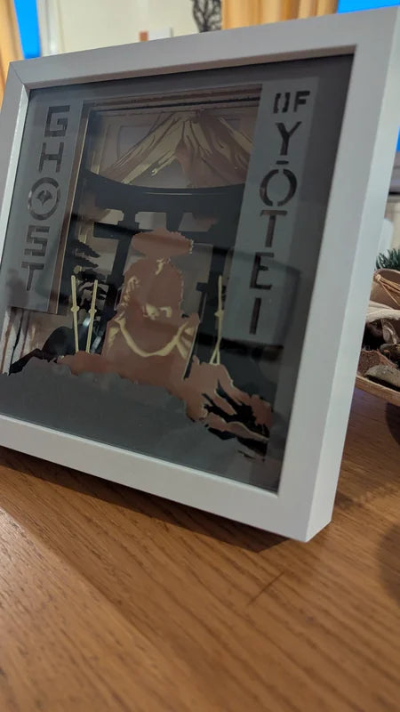 Vue en angle de la lightbox Ghost of Yotei éteinte permettant d’observer la profondeur des couches