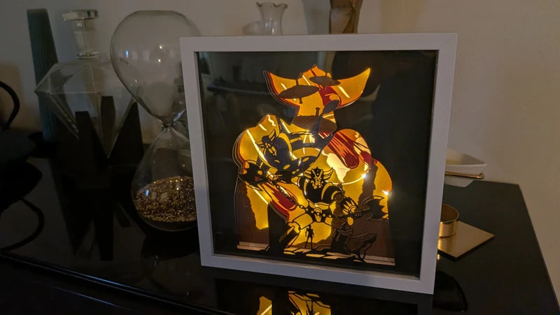Lightbox artisanale Goldorak en papier découpé, veilleuse robot culte des années 80.