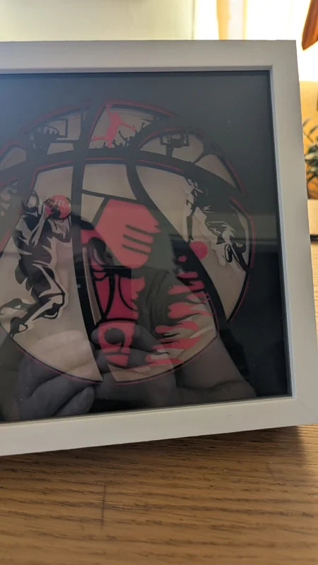 Lightbox papercut NBA Chicago Bulls éteinte dans son cadre blanc, décoration murale basketball