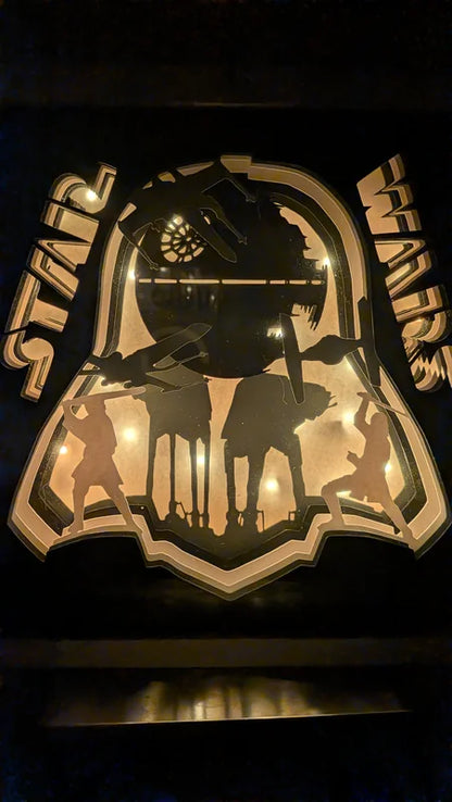 Lightbox Star Wars allumée représentant l’Étoile de la Mort, des AT-AT et des combats au sabre laser, création artisanale Paper In Events