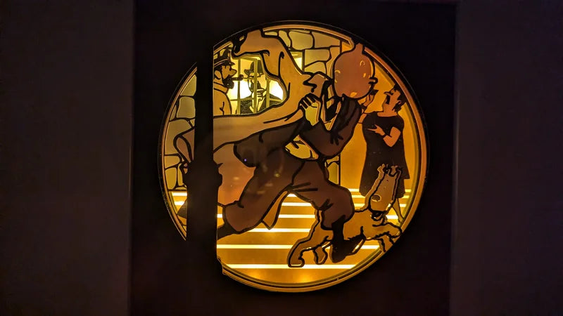 Lightbox Tintin lumineuse vue globale en portrait, éclairage LED et relief 3D du papier découpé.