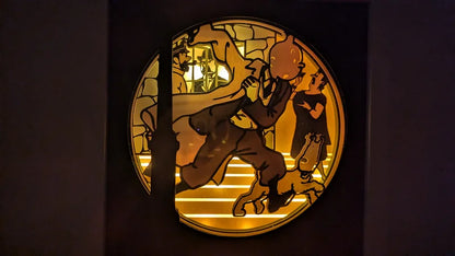 Lightbox Tintin lumineuse vue globale en portrait, éclairage LED et relief 3D du papier découpé.