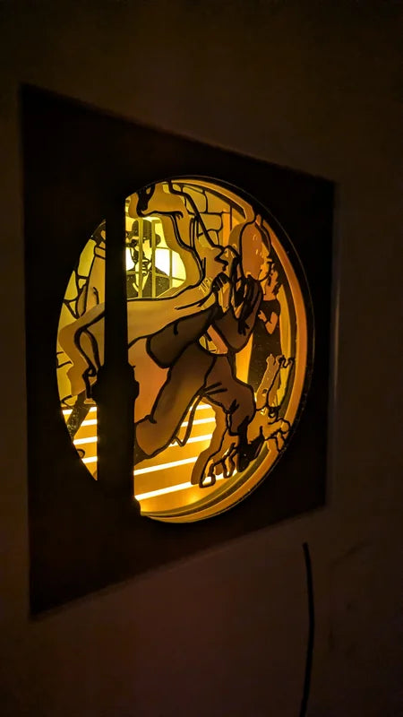 Lightbox Tintin lumineuse vue de biais gauche, éclairage LED et relief 3D du papier découpé.
