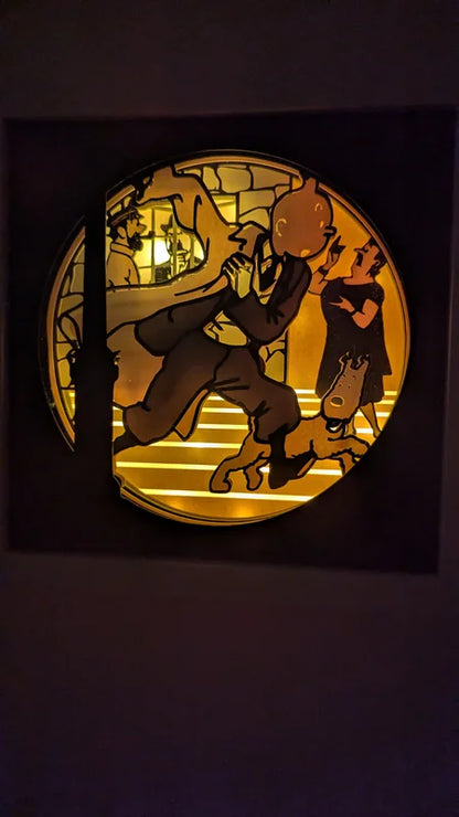 Lightbox Tintin lumineuse vue globale, éclairage LED et relief 3D du papier découpé.