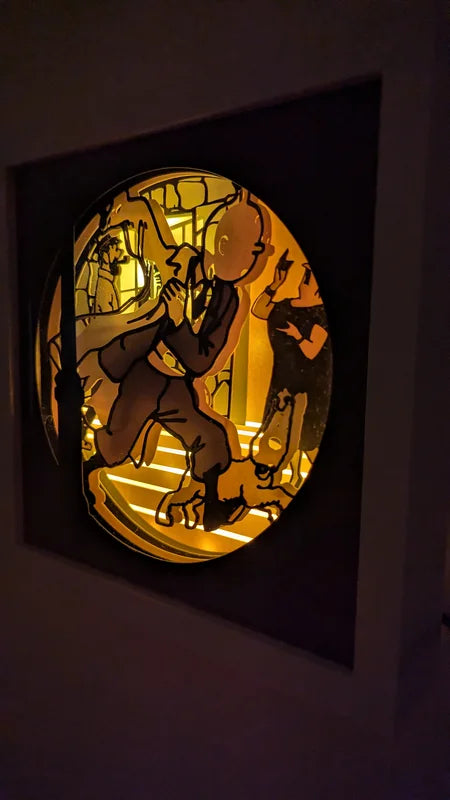 Lightbox Tintin lumineuse vue de biais, éclairage LED et relief 3D du papier découpé.