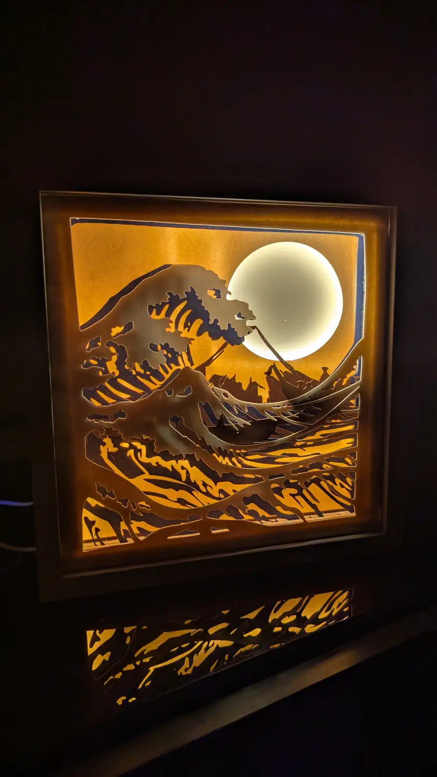 Lightbox en papier La Grande Vague de Kanagawa éclairée en blanc chaud, effet 3D multilayer, fabrication artisanale