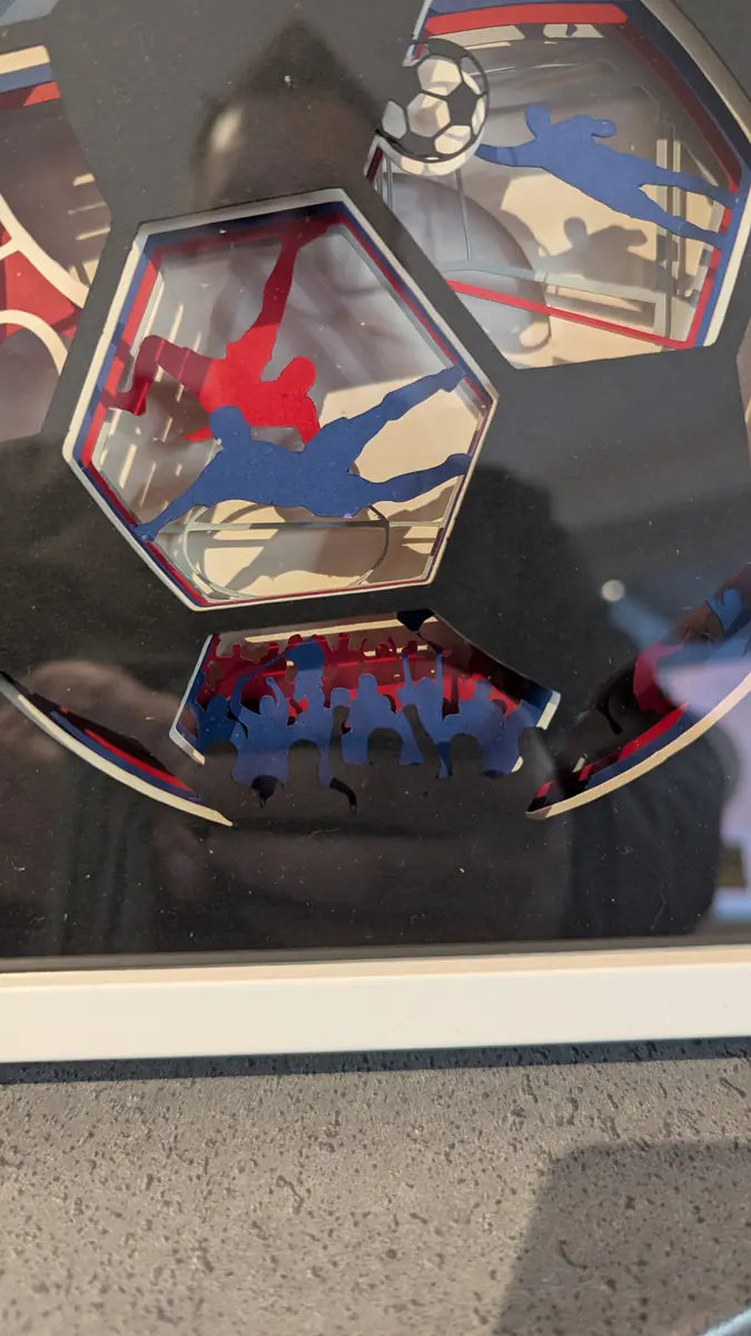 éclairage LED sur lightbox football découpée, vue rapprochée sur supporter