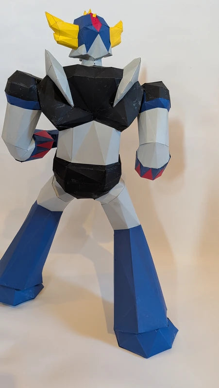 Vue arrière de la sculpture Goldorak en papier, montrant la structure et l'assemblage propre.