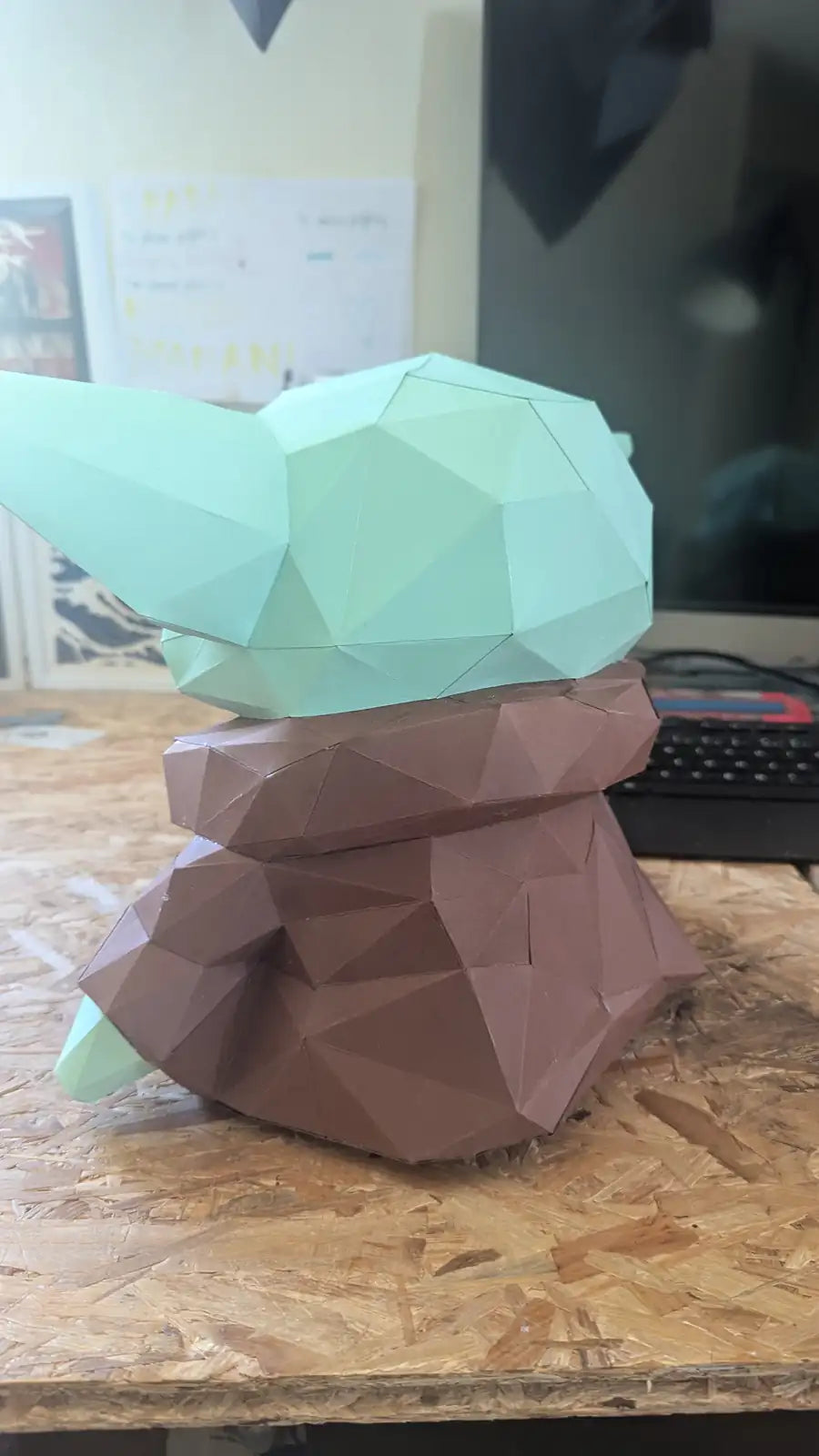 Figurine en papercraft low poly de Grogu (Baby Yoda) en vue arrière