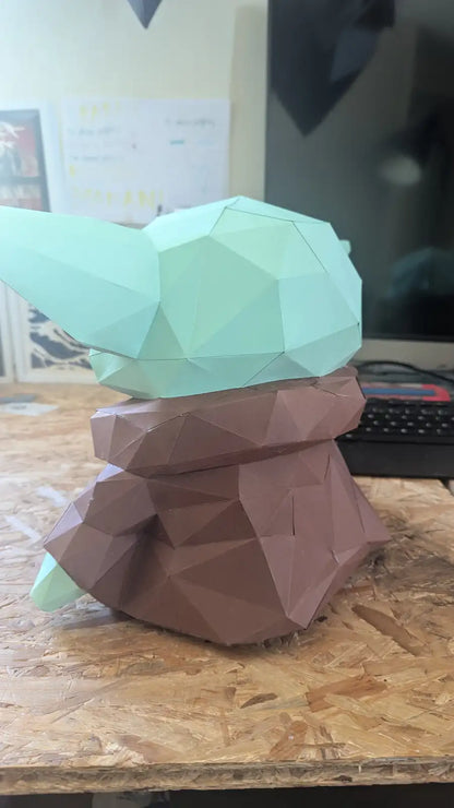 Figurine en papercraft low poly de Grogu (Baby Yoda) en vue arrière