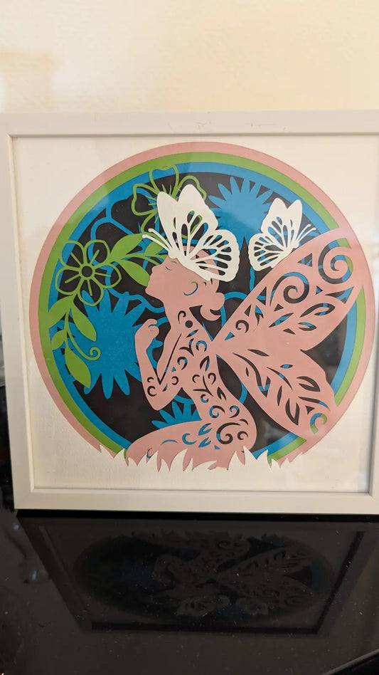 Cadre papercut fée aux papillons – décoration murale en papier découpé