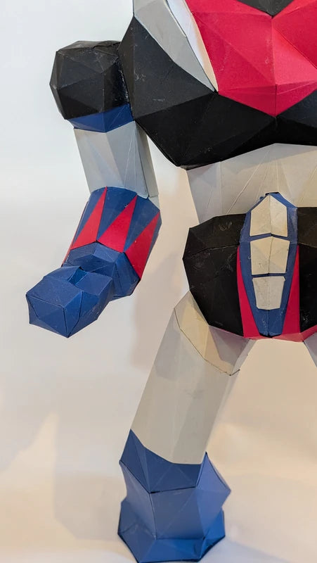 Détail du bras et du poing de Goldorak en papier bleu et rouge, kit créatif Paper In Events.