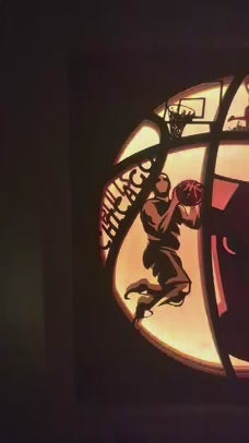 Détail du panier et d’un joueur au tir sur la lightbox NBA Chicago Bulls allumée