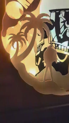 Vidéo en gros plan sur les découpes en papier du bateau Thousand Sunny dans la lightbox One Piece