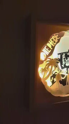 Vidéo de présentation de la lightbox One Piece avec le bateau Thousand Sunny, Luffy, Zoro et Chopper – démonstration de la lumière et des détails en papier