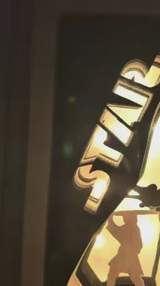 Ambiance cinématographique de la lightbox Star Wars allumée, décoration murale artisanale inspirée de l’univers galactique