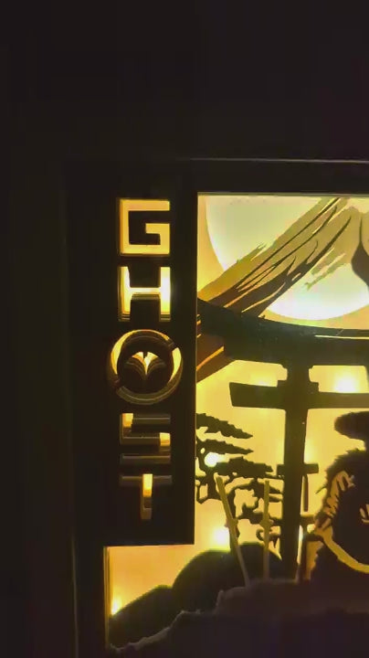 Vidéo de la lightbox Ghost of Yotei allumée, samouraï devant torii avec lumière LED