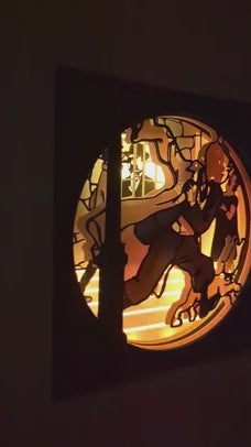 Lightbox Tintin lumineuse en papier découpé multicouche, scène complète éclairée avec Tintin, Milou, Haddock, Castafiore et Dupond.